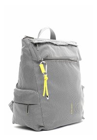 Grau strukturierter Rucksack mit vorderer Reißverschlusstasche, Seitentaschen, einem oberen Tragegriff und einem gelben Reißverschlussanhänger, der an einem Karabinerverschluss befestigt ist.