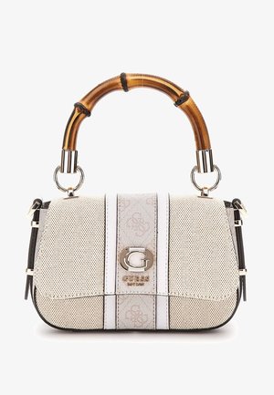 Borsa beige con manico in bambù, accessori in argento e tessuto testurizzato. Presenta un emblema logo e strisce bianche a contrasto. Design compatto.