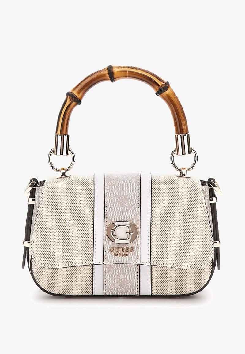 Beige handväska med bambuhandtag, silverfärgad hårdvara och strukturerad textil. Har ett logotypemblem och kontrasterande vita ränder. Kompakt design.