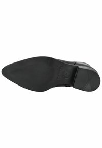 Semelle de chaussure en cuir noir avec une forme pointue, une surface texturée et un logo en relief. Dispose d'un talon bloc avec un bord lisse.