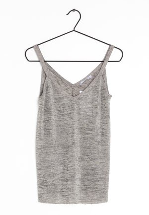 Grå, ærmeløs V-hals top lavet af tekstureret stof, hængende på en sort metalbøjle. Har lige kant og tynde stropper.