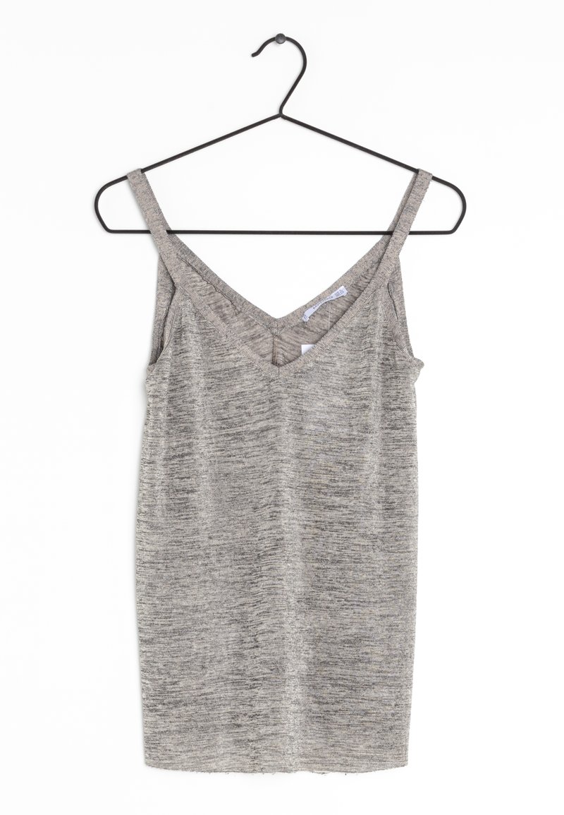 Top gris sans manches à col en V, fabriqué en tissu texturé, suspendu à un cintre en métal noir. Présente un ourlet droit et des bretelles fines.