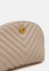 Guess DOME - Trousse - beige