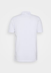Witte polo shirt met korte mouwen. Beschikt over een klassieke kraag en een gladde, gestructureerde afwerking. Geen zichtbare logo's of patronen.