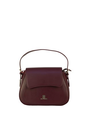 Sac à main en cuir bordeaux foncé avec un rabat incurvé, une poignée unique en haut et un petit emblème logo doré au centre devant.