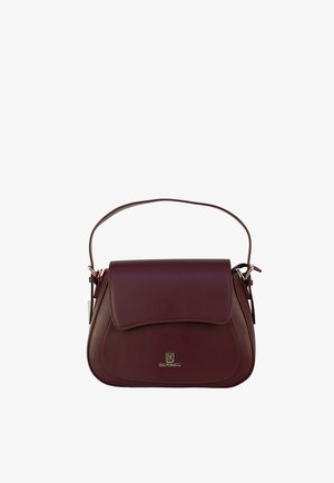 Sac à main en cuir bordeaux foncé avec un rabat incurvé, une poignée unique en haut et un petit emblème logo doré au centre devant.