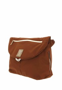 Sac messager en nylon marron avec un rabat pliant, un accent de fermeture éclair blanche et une poche latérale, doté d'une étiquette rectangulaire avec la marque.