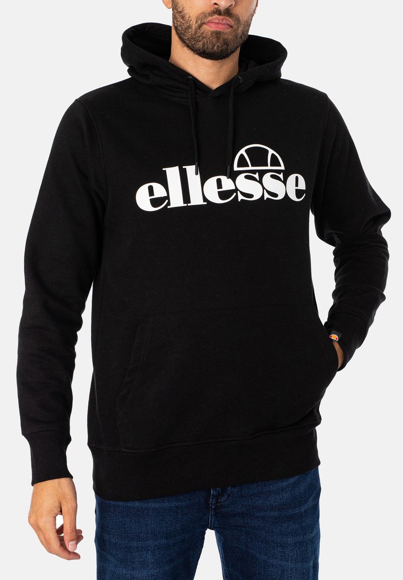 Sudadera negra de algodón, con un gran logo blanco de "ellesse" y un bolsillo frontal. Diseñada con capucha ajustable y puños acanalados.