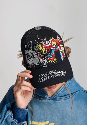Ed Hardy, UNISEX 1971 DRAGON AND ROSES GRAPHIC 5 PANEL TRUCKER CAP - Pet - black