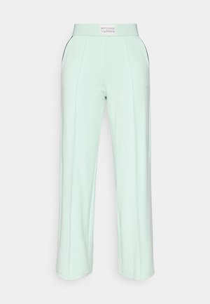 Minzgrüne, weit geschnittene Hose aus einem weichen Stoff, mit hoher Taille und zwei seitlichen Taschen, die mit kontrastierenden Besatzdetails versehen sind.