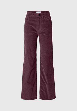 Pantaloni in corduroy a gamba larga di colore bordeaux con chiusura a bottone e zip, tasche frontali e passanti per cintura su uno sfondo grigio semplice.