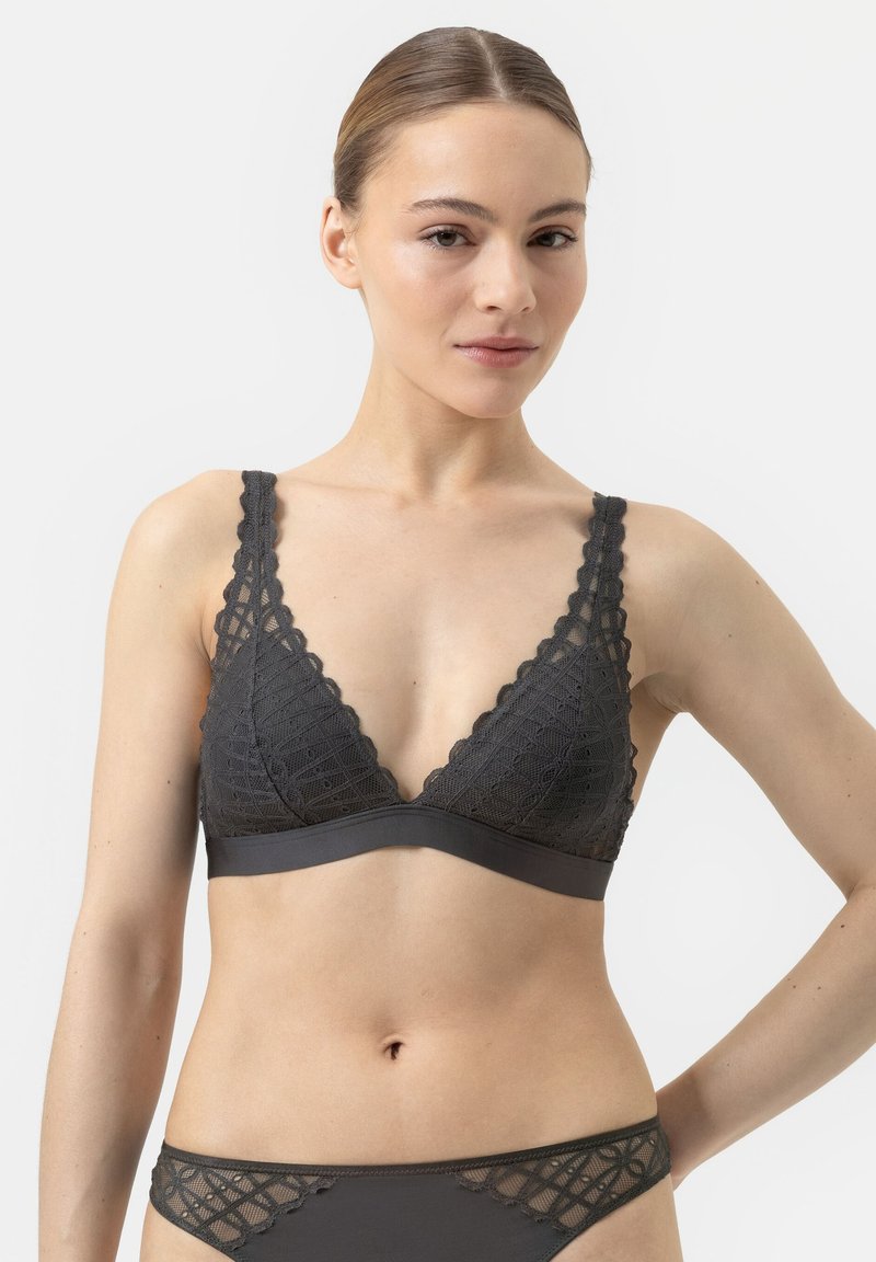 Zwarte kant bralette met een diepe V-hals, een golvende rand en een gladde band. Bijpassende driehoekige vormen strekken zich uit tot de bandjes.