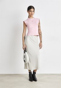 Tommy Jeans SLIM RUCHE SCRIPT TEE - Camiseta básica - ballet pink