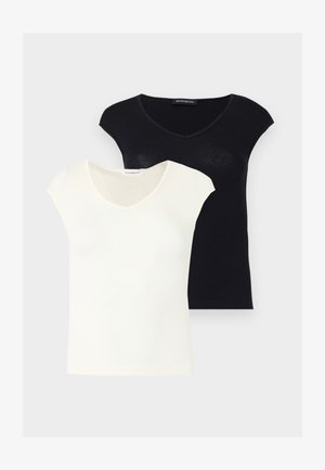 Δύο γυναικεία μπλουζάκια με κοντό μανίκι και V-λαιμόκοψη, ένα μαύρο και ένα λευκό, απλωμένα σε ένα ουδέτερο φόντο.