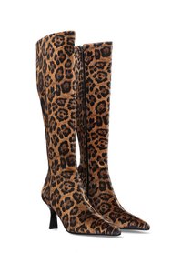 Botas de rodilla con estampado de leopardo, punta afilada, textura de tela suave, tacón negro delgado y cierre de cremallera lateral.