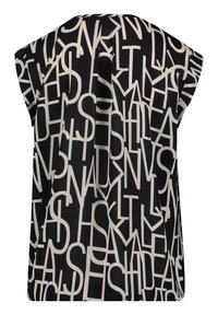 T-shirt noir à manches courtes avec de grandes lettres blanches dans diverses orientations, avec une coupe décontractée et un léger drapé au dos.