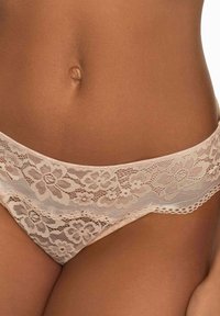 Beżowy koronkowy string z kwiatowym wzorem, z ząbkowanym brzegiem i miękką teksturą, zaprojektowany dla komfortowego dopasowania.