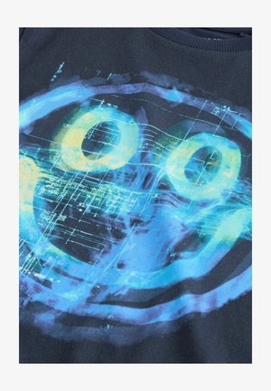 Plavi i žuti apstraktni geometrijski dizajn koji podseća na svetlucave prstenove i linije na crnom platnu, sugerišući futurističku ili digitalnu temu.