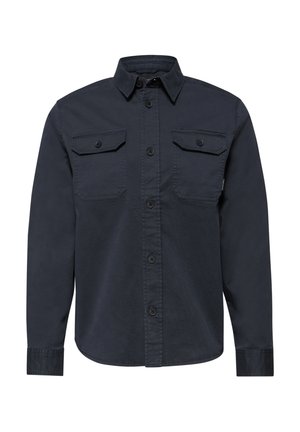 Ciemnogranatowa koszula na długi rękaw z guzikami, z ostrym kołnierzykiem i dwoma zapinanymi na guziki kieszeniami na piersi, prezentowana na białym tle.