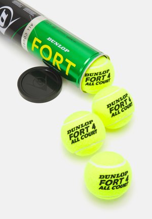 Pelotas de tenis Dunlop Fort en un envase verde y negro. Tres pelotas amarillas brillantes con texto negro que dice “DUNLOP FORT 4 ALL COURT.”