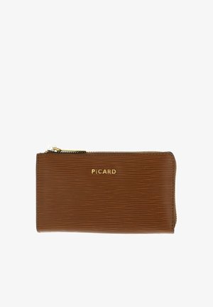 Portefeuille synthétique marron avec des lignes texturées horizontales, fermeture éclair dorée et logo doré à l'avant. Forme rectangulaire avec une finition lisse.