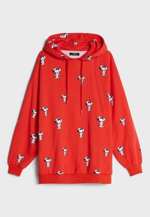 Sweat à capuche rouge avec petits imprimés chiens Snoopy noirs et blancs partout, avec cordons et poignets et ourlet côtelés.