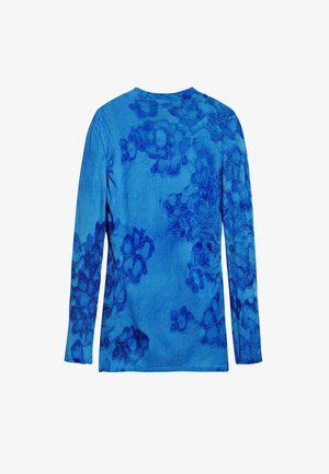 Camisa de manga larga en un vibrante azul con un patrón floral. La tela texturizada presenta acentos en azul más claro a lo largo del diseño.