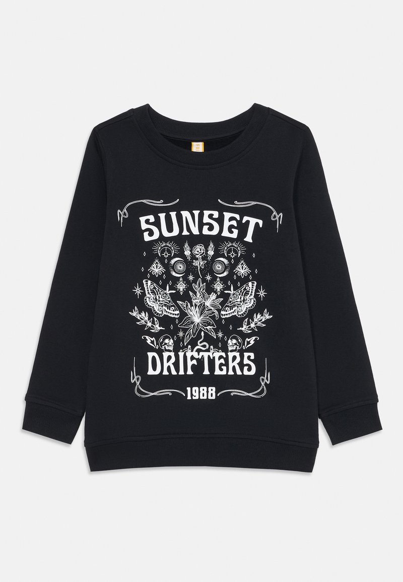 Felpa nera con un motivo grafico bianco che presenta il testo "SUNSET DRIFTERS 1988" e dettagli floreali e di farfalle. Maniche a costine.