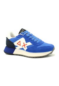 Blaues Wildleder- und Textilsneaker mit weißen und orangefarbenen Akzenten, einem Schnürdesign und einem gepolsterten Kragen für zusätzlichen Komfort.
