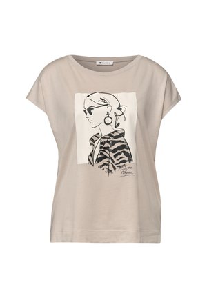 Beige T-shirt met een zwart-wit schets van een vrouw die een zonnebril draagt, grote oorringen en een jas met patroon.