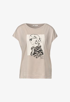 Beige T-shirt met een zwart-wit schets van een vrouw die een zonnebril draagt, grote oorringen en een jas met patroon.