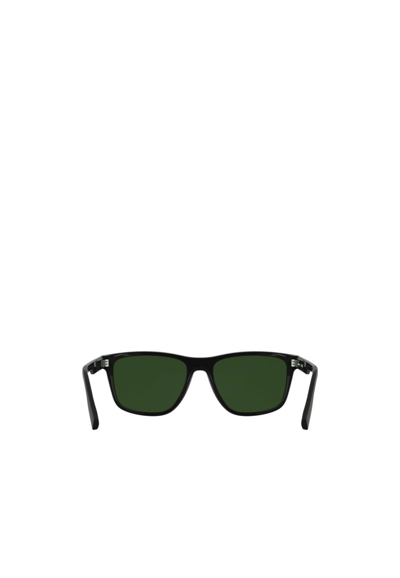 Lunettes de soleil rectangulaires noires avec des verres verts. Monture en plastique avec une texture lisse et des accents en métal au niveau des charnières.