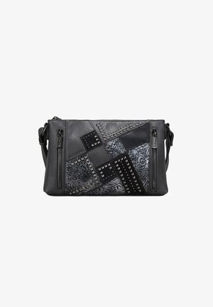 Bolso de mano de cuero negro con un diseño de patchwork que incluye tachuelas, patrones texturizados y cremalleras. Correa ajustable incluida.