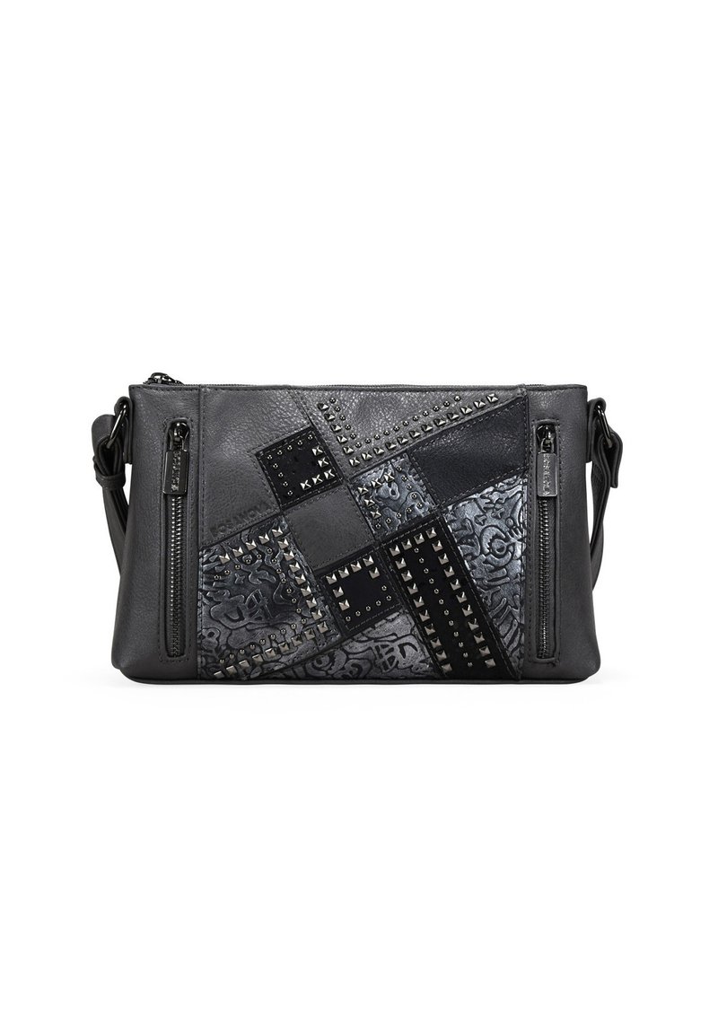 Bolso de mano de cuero negro con un diseño de patchwork que incluye tachuelas, patrones texturizados y cremalleras. Correa ajustable incluida.