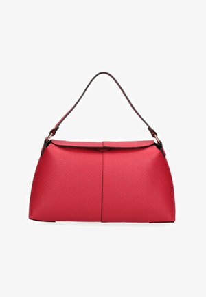 Sac bandoulière en cuir rouge avec une poignée supérieure, une forme structurée et une fermeture à rabat, présenté sur un fond blanc.