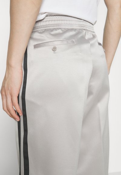 Neil Barrett RELAXED LOOSE AVIATOR DIAGONAL POCKETS TROUSERS - Παντελόνι φόρμας - silver-coloured/black