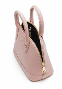 Bolso de mano de cuero rosa con una forma estructurada, asas superiores, cremallera dorada y herrajes de acento. Presenta un acabado texturizado y un interior negro.