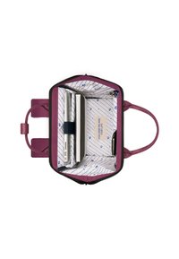 Lila Leder-Handtasche mit einem Reißverschluss, ausgestattet mit einem gemusterten Innenraum und Fächern für einen Laptop und ein Notizbuch. Griffe an den Seiten.