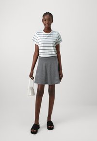 Abercrombie & Fitch BIOPOLISH SKIMMING TEE - Potiskana majica - white/navy