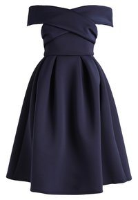 Robe bleu marine décolletée en tissu lisse, avec un corsage torsadé, une jupe ample plissée et une taille cintrée.