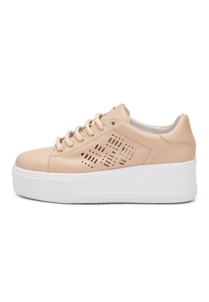 Beige platform sneaker met geperforeerde geometrische patronen, beige veters en een dikke witte zool, zichtbaar vanaf de linkerkant.