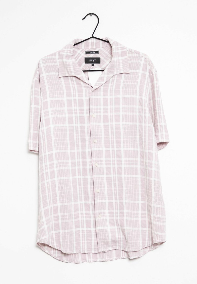 Chemise à manches courtes de couleur rose clair, ornée d'un motif à carreaux avec des lignes blanches. Fabriquée en tissu tissé, elle a un col camp et une fermeture à boutons.