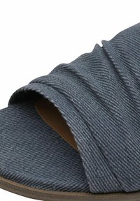 Denim liukusandaali, jossa on tumma sininen poimutettu yläosa, tekstuuri kankaan pinta ja ruskea pohja, jossa on tasainen kumipohja.