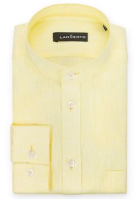 Jasnożółta lniana koszula z kołnierzykiem mandaryńskim, z białymi guzikami i złożonym mankietem. Metka marki widoczna wewnątrz kołnierza.