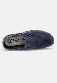 Scarpa slip-on in cotone di colore blu navy, caratterizzata da una superficie testurizzata e cuciture a contrasto lungo il bordo. Design eco-sostenibile con hardware minimale.