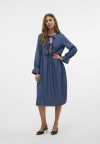 Modra dolg rokav obleka s okroglim izrezom, s trakom pri prsih, nabranim pasom in širokimi rokavi, izdelana iz teksturirane tkanine.