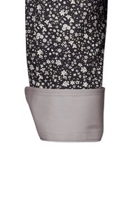 Stoff mit Blumenmuster in Weiß und gedämpften Farben auf schwarzem Hintergrund. Gekrempelte Ärmel mit einem einfarbigen hellgrauen Akzent. Glatte Textur.