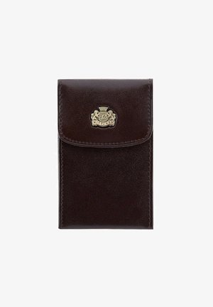 Bruine leren portemonnee met een gestructureerde afwerking en een flapsluiting, met een goudkleurig embleem. Compact en rechthoekig ontwerp.