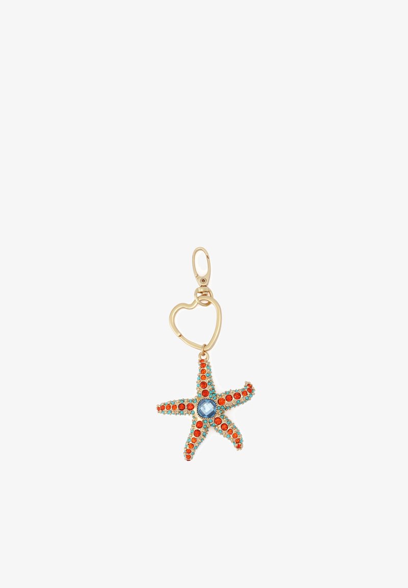 Porte-clés en forme de cœur doré avec un charme étoile de mer orné de pierres rouges et turquoise et une gemme bleue facettée au centre.
