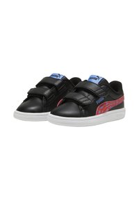 Sneaker in pelle nera con cinturini blu e dettagli rossi. Presentano una suola bianca e un motivo testurizzato sui lati. Chiusura con velcro.